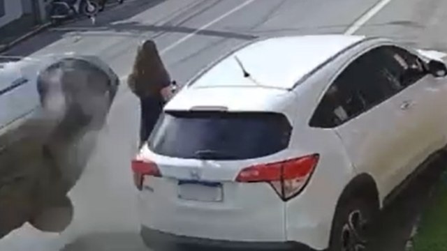 Imagens impressionantes mostram mulher escapando por pouco de ser atingida por carro em SC