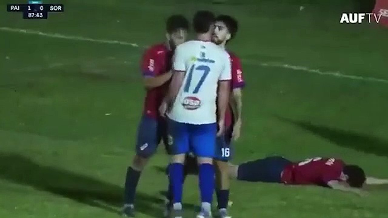El golpe de nocaut en medio de un partido de fútbol en Uruguay que dio la vuelta al mundo