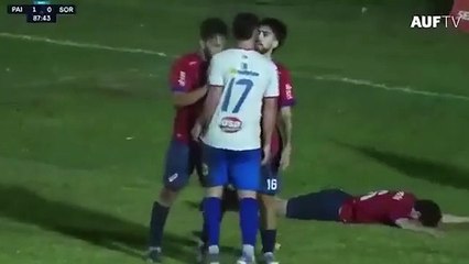 El golpe de nocaut en medio de un partido de fútbol en Uruguay que dio la vuelta al mundo