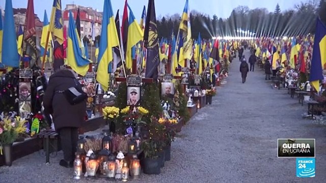 Ucrania: Lviv se ilumina en honor a los soldados y civiles muertos en tres años de guerra