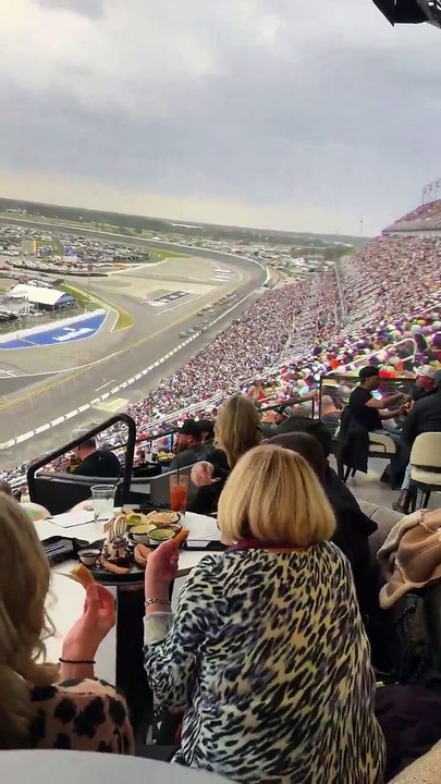 ABD’de spor müsabakalarını artırılmış gerçeklikle veren bir barda Nascar deneyimi