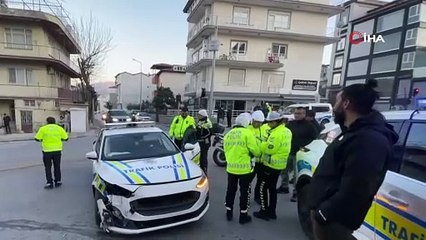 OTOMOBİL İLE EKİP OTOSU ÇARPIŞTI: 4 YARALI