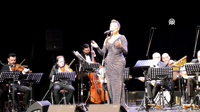 Türk sanat müziği sanatçısı Umut Akyürek Bursa\'da sahne aldı