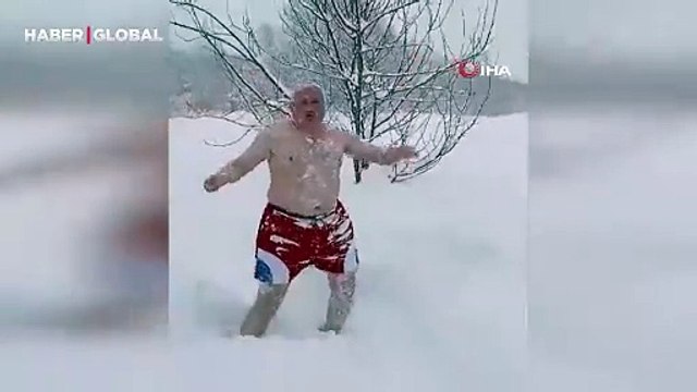 Soğuğa aldırış etmedi, soyunup karın içine atladı