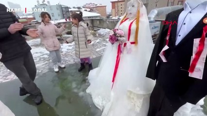 İstanbul'da kardan gelin ve damat için düğün yaptılar