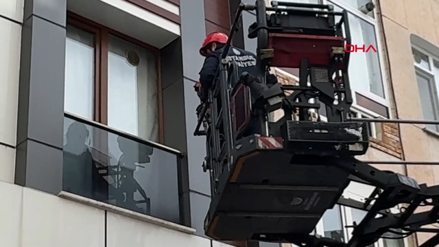 Cam balkonda mahsur kalan güvercini itfaiye kurtardı