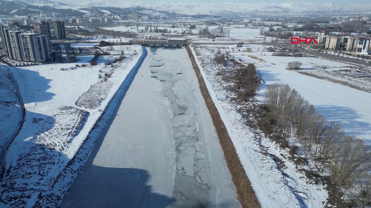 Sivas'ta sıcaklık eksi 23'ü gördü, Kızılırmak buz tuttu