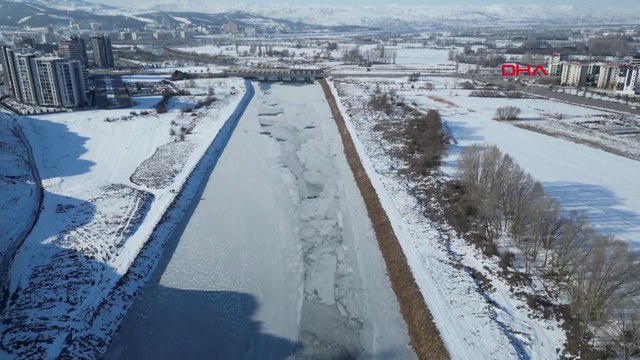 Sivas'ta sıcaklık eksi 23'ü gördü, Kızılırmak buz tuttu