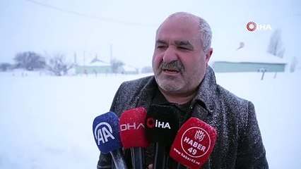 Zorlu kış mücadelesi! Kar o köyü resmen yuttu