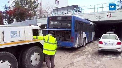 Başkentte EGO otobüsü köprüye sıkıştı