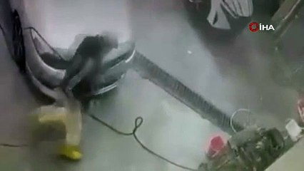 Bursa\'da eğlenceli anlar: Hortumu elinden kaçırdı, araç yerine kendini yıkadı