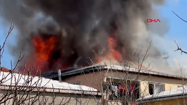 Sultanbeyli'de 3 katlı binanın çatısı alev alev yandı