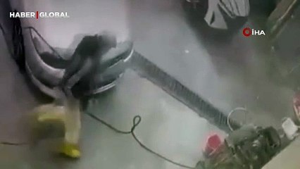 Hortumu elinden kaçırdı, araç yerine kendini böyle yıkadı