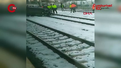 Gemiden indirilen sıfır araç, tren yoluna düştü 1 yaralı