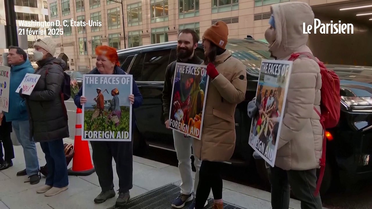 États-Unis : des employés de l'USAID limogés, acclamés à la sortie de leurs bureaux