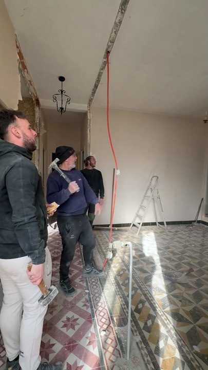 Gentleman’s fun moment with hammer during renovation ends with a fail