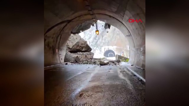 Karadeniz Sahil Yolu'nda tünel çıkışında heyelan