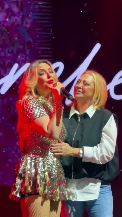 Belén Esteban interpreta junto a Merche la canción 'Eras Tú'