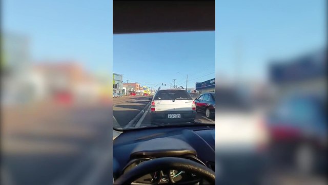 Semáforo da Avenida Carlos Gomes fica apenas 10 segundos aberto e provoca grandes congestionamentos