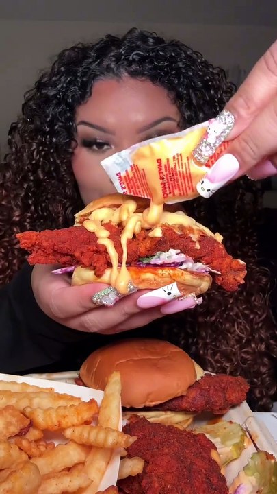 Follow for more ASMR videos🌮🍟 Credits: @kellyeatsgoood #mukbang #asmr #fastfood #asmreating