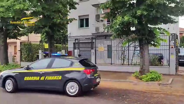 Maglie storiche delle squadre di Serie A contraffatte, maxi-sequestro in un'azienda di Carpi