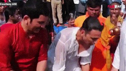 Mahakumbh 2025: Prayagraj में Akshay Kumar ने लगाई आस्था की डुबकी, भारी भीड़ के बीच Video Viral