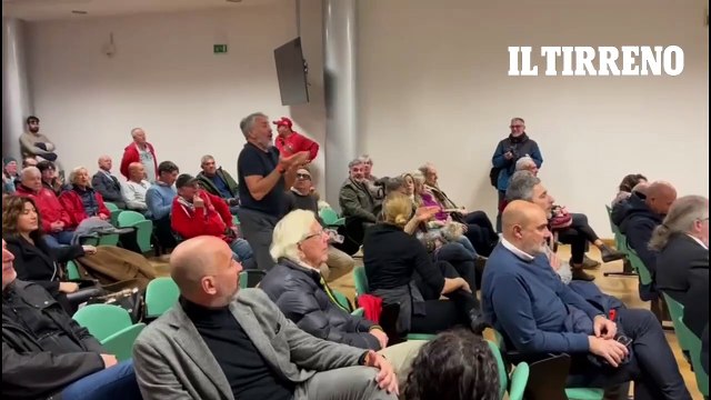Carrara, alta tensione al convegno sulle concessioni: i balneari interrompono l'evento e la sala si svuota