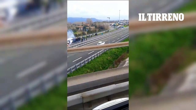 Scontri tra ultras in Toscana, caschi, manganelli: caos in autostrada - Le immagini