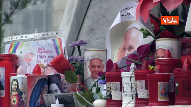 Preghiere, lumini e disegni per Papa Francesco nel piazzale dell'ospedale Gemelli