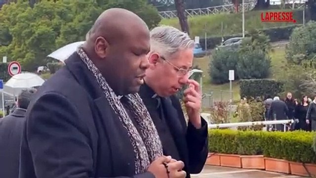 Papa Francesco, undicesimo giorno di ricovero in ospedale: le immagini davanti al Gemelli