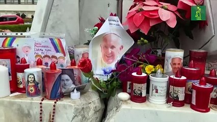 El mundo reza por el papa Francisco, todavía en "estado crítico"