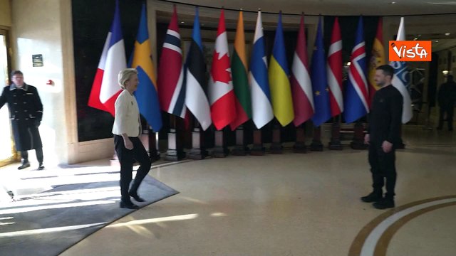 La stretta di mano tra Von der Leyen e Zelensky al vertice internazionale per l'Ucraina a Kiev