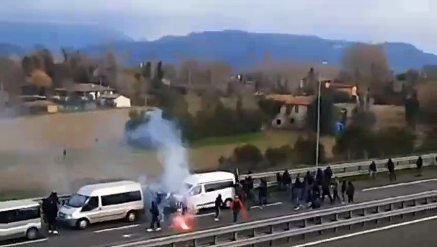 Scontri fra tifosi in autostrada in Versilia: un nuovo video della guerriglia