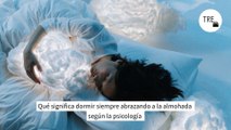 Qué significa dormir siempre abrazando a la almohada según la psicología