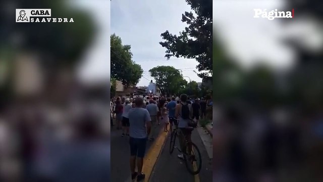 ¡Estafadores! : Vecinos de Saavedra se autoconvocaron en el acto de afiliación de La Libertad Avanza