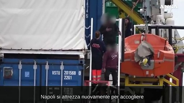 Napoli, lo sbarco di 41 migranti dalla Libia salvati nel Mediterraneo