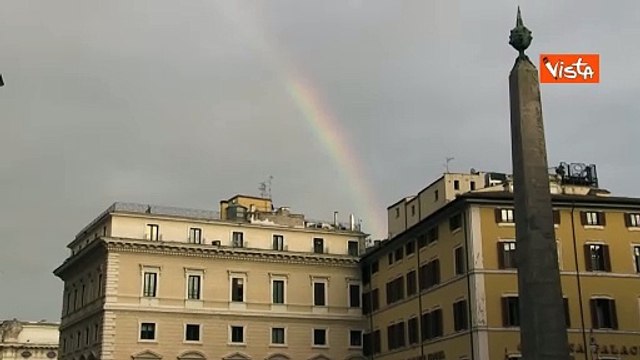 Arcobaleno su Palazzo Montecitorio e Palazzo Chigi