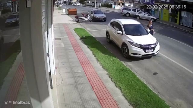 A un passo da un'auto fuori controllo due donne miracolosamente salve. Il video