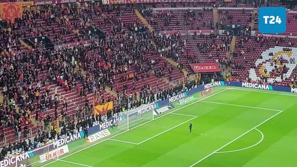 Mert Hakan Yandaş, maç öncesi kale arkası tribününün önüne gitti