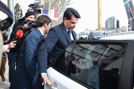 Ayuso acusa a un cámara de agredir a su novio a la salida de los juzgados