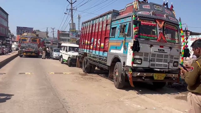 अवैध खनन के सेण्ड स्टोन ब्लॉक से भरे चार ट्रक पकड़े, तीन चालक गिरफ्तार