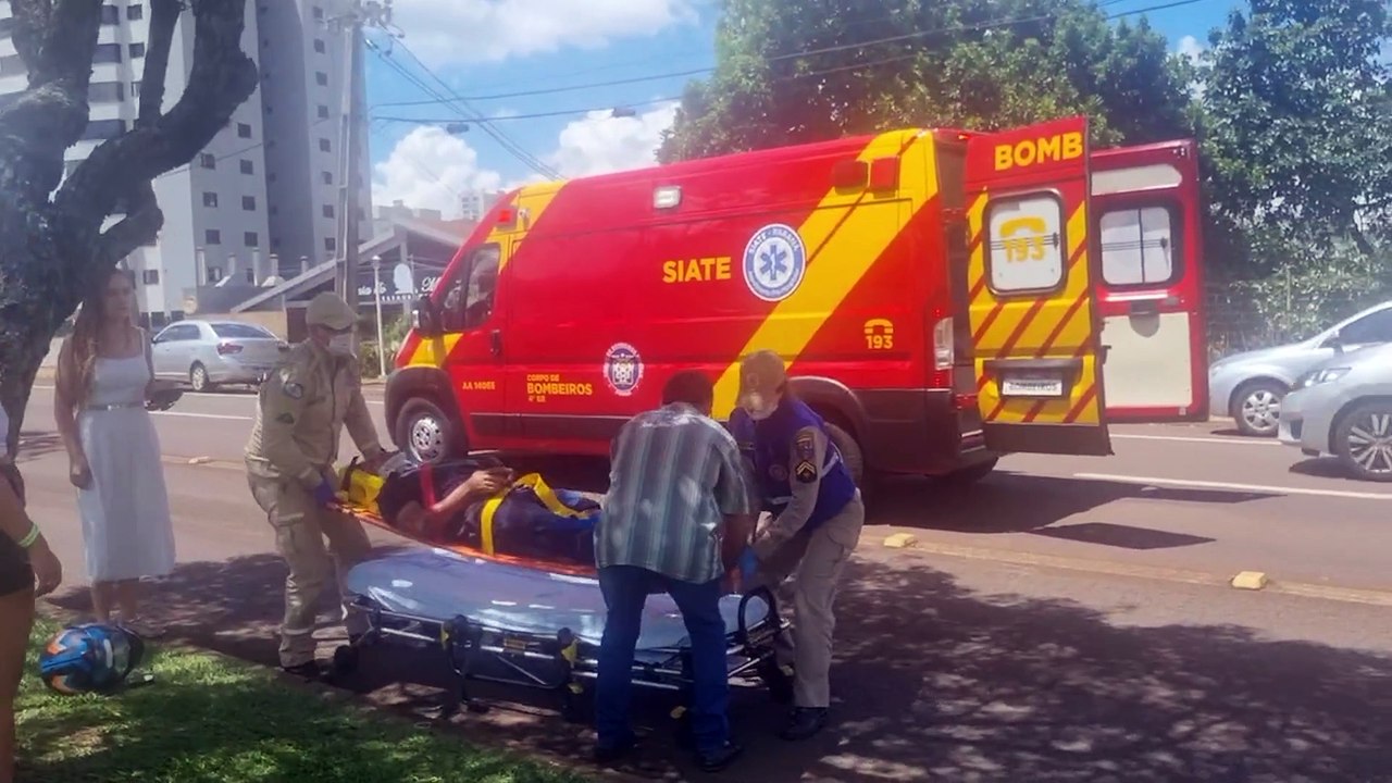Motociclista é socorrido pelo Siate após se envolver em acidente de trânsito na Avenida Tancredo Neves