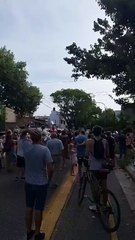 Vecinos le gritan "estafadora" a Karina Milei