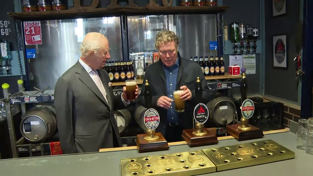 King pours himself a pint on visit to Burton br...