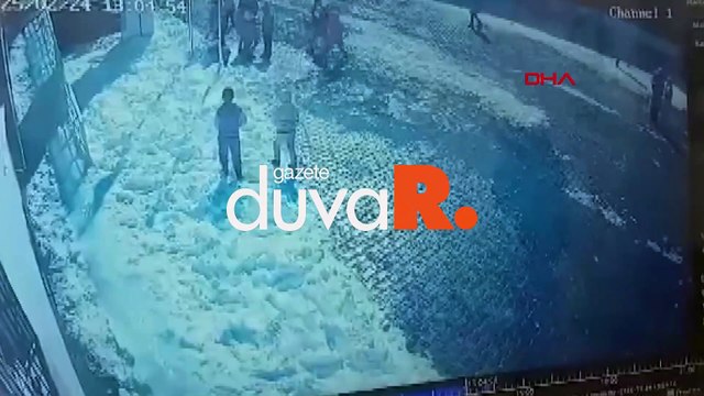 Başına buz kütlesi düşen ilkokul öğrencisi ağır yaralandı; o anlar kamerada