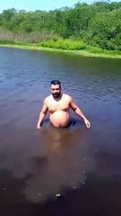 Baignade plutot risquée... regardez ce qu'il sort de l'eau