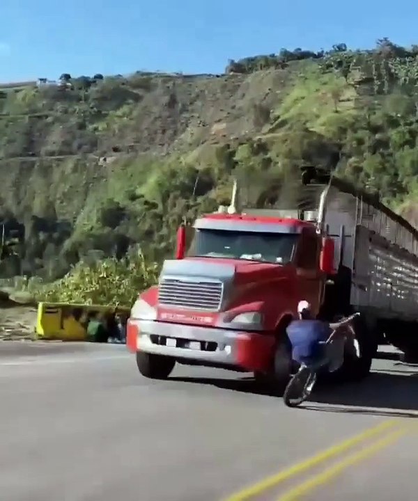 Il n'a peur de rien en vélo... risqué