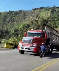 Il n'a peur de rien en vélo... risqué