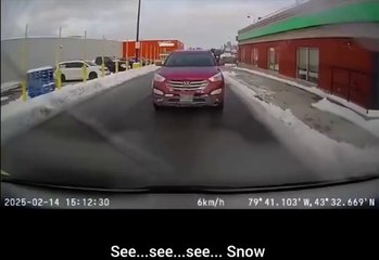 Un conducteur flemmard oublie de déneiger sa voiture... fail
