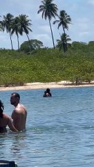 Desinibido, casal faz 'saliência' no mar em meio a banhistas